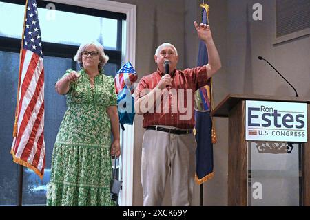 WICHITA, KANSAS - 15 GIUGNO 2024 il membro del Congresso Ron Estes (R-KS) ondata con sua moglie Susan Estes sul palco durante una raccolta fondi nella sua offerta per la rielezione al quarto seggio del Congresso. Foto Stock