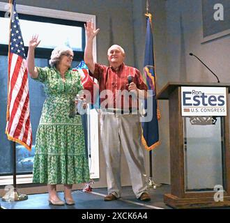 WICHITA, KANSAS - 15 GIUGNO 2024 il membro del Congresso Ron Estes (R-KS) ondata con sua moglie Susan Estes sul palco durante una raccolta fondi nella sua offerta per la rielezione al quarto seggio del Congresso. Foto Stock