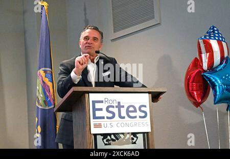 WICHITA, KANSAS - 15 GIUGNO 2024 il presidente del Senato del Kansas Ty Masterson durante le sue osservazioni in una manifestazione di raccolta fondi appoggia il deputato Ron Estes nella sua offerta per la rielezione al quarto distretto del Congresso Foto Stock