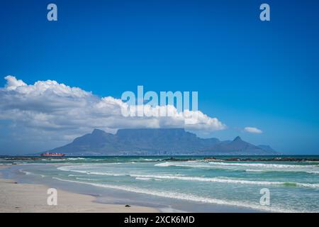 Vista da Big Bay Blouberg su Table Mountain a città del Capo, Sud Africa. Foto Stock