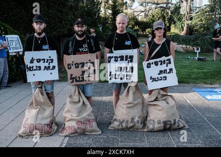 Gerusalemme, Israele. 17 giugno 2024. I manifestanti che si oppongono al primo ministro Netanyahu partecipano a una manifestazione presso l'Università ebraica e marzo, contemporaneamente a numerosi convogli provenienti da tutto il paese, diretti alla Knesset, il Parlamento israeliano. Gli attivisti chiedono le dimissioni di Netanyahu, lo scioglimento di quello che percepiscono come un governo in fallimento e la programmazione di elezioni immediate. Crediti: NIR Alon/Alamy Live News Foto Stock