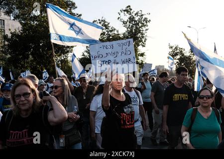 Gerusalemme, Israele. 17 giugno 2024. I manifestanti che si oppongono al primo ministro Netanyahu partecipano a una manifestazione presso l'Università ebraica e marzo, contemporaneamente a numerosi convogli provenienti da tutto il paese, diretti alla Knesset, il Parlamento israeliano. Gli attivisti chiedono le dimissioni di Netanyahu, lo scioglimento di quello che percepiscono come un governo in fallimento e la programmazione di elezioni immediate. Crediti: NIR Alon/Alamy Live News Foto Stock