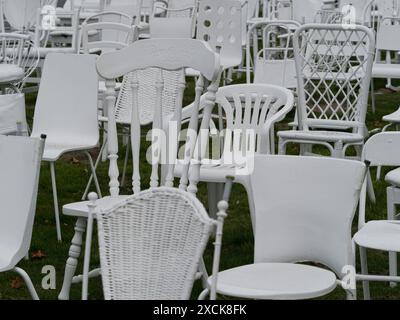 185 sedie bianche vuote installazione d'arte commemorativa che ricorda le vittime del terremoto del 2011 a Christchurch Canterbury, South Island, nuova Zelanda Foto Stock