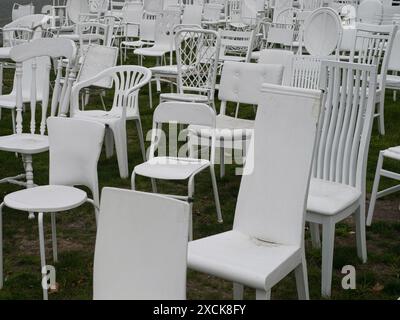 185 sedie bianche vuote installazione d'arte commemorativa che ricorda le vittime del terremoto del 2011 a Christchurch Canterbury, South Island, nuova Zelanda Foto Stock