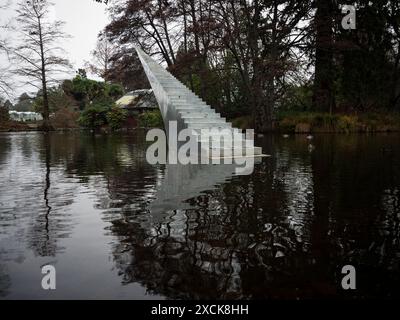 Christchurch, nuova Zelanda - 2024: Installazione artistica delle scale diminuita e ascendente, scultura, illusione ottica nel lago Kiosk e nei giardini botanici di Christchurch Foto Stock