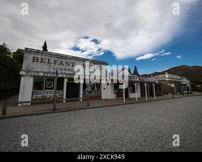 Cromwell, nuova Zelanda - 2024: Vecchi edifici storici antichi, panificio, strada sulla facciata del Cromwell Heritage Precint, Central Otago, South Island, nuova Zeala Foto Stock