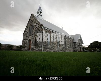 Foto dall'angolo basso dell'ex chiesa presbiteriana di St John's, edificio con facciata in stile gotico a Cromwell Central Otago, Isola del Sud, nuova Zelanda Foto Stock