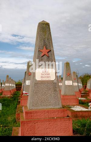 Una lapide di un soldato dell'Armata Rossa con la Stella Rossa nel cimitero della seconda guerra mondiale a Sombor, Vojvodina, Serbia Foto Stock