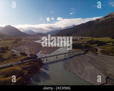 Vista panoramica aerea del ponte Glenorchy Routeburn Road sulla valle glaciale intrecciata del fiume Dart nel Distretto dei Laghi di Queenstown Otago, Islan meridionale Foto Stock