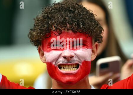 Duesseldorf, Germania. 17 giugno 2024. Calcio, UEFA Euro 2024, Campionato europeo, turno preliminare, gruppo D, 1° giorno della partita, Düsseldorf Arena, un tifoso austriaco si trova in tribuna. Credito: Marius Becker/dpa/Alamy Live News Foto Stock