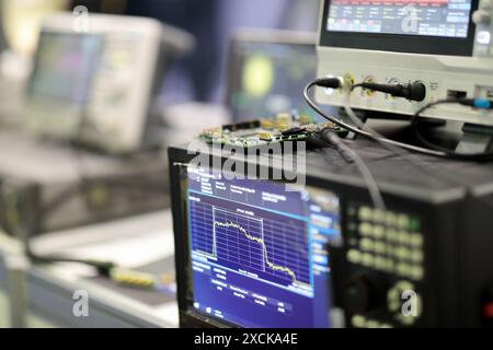 Test di apparecchiature in laboratori di telecomunicazioni utilizzando un moderno analizzatore di segnale. Messa a fuoco selettiva. Foto Stock