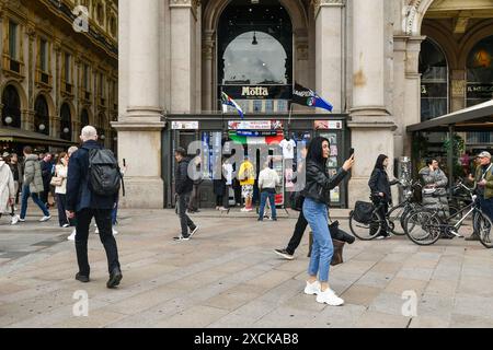 Ingresso alla Galleria Vittorio Emanuele II storica galleria dello shopping in Piazza del Duomo, con un chiosco di souvenir e turisti, Milano, Italia Foto Stock