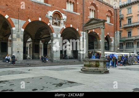 Piazza dei Mercanti piazza medievale con il Broletto nuovo, o Palazzo della ragione (XIII sec.) e la fossa con colonne (XVI sec.), Milano, Italia Foto Stock