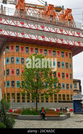 Torre di largo Treves (1955) edificio di 9 piani in fase di demolizione con il futuristico sistema TopDownWay, Milano, Lombardia, Italia Foto Stock