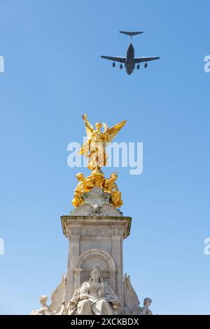 Royal Air Force Boeing C17 trasporto jet del King's Birthday Flypast dopo aver Trooping the Colour 2024 nel Mall, Londra, Regno Unito, sopra Victoria Memorial Foto Stock