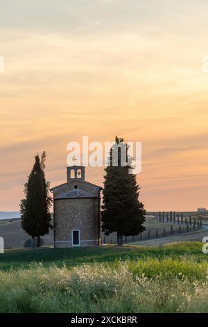 Toscana, Italia; 18 giugno 2024 - Una vista della Cappella Vitaleta, San Quirico d'Orcia, Italia. Foto Stock