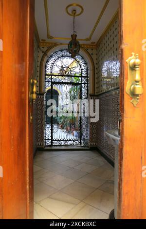 Cadice, Andalusia, Spagna- 23 ottobre 2023: Ingresso tipico della casa andalusa con cortile e piastrelle colorate a Cadice Foto Stock