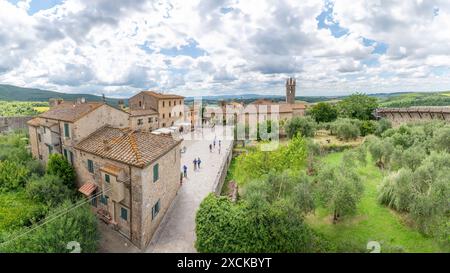 Castello di Monteriggioni, Toscana, Italia; 19 giugno 2024 - Monteriggioni è una piccola città medievale nel cuore della Toscana Foto Stock