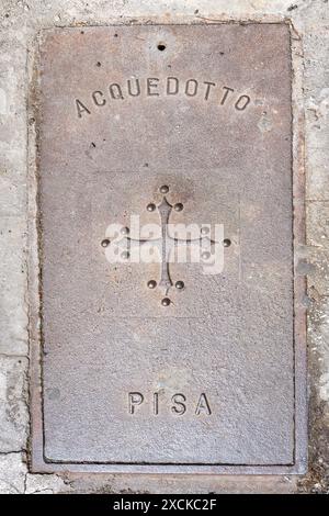 Un vecchio coperchio di scarico a Pisa, in Italia Foto Stock