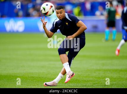 Il francese Kylian Mbappe si scalda davanti alla partita UEFA Euro 2024 del gruppo D alla Dusseldorf Arena di Dusseldorf, in Germania. Data foto: Lunedì 17 giugno 2024. Foto Stock