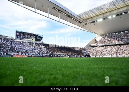 SAN PAOLO, BRASILE - 16 GIUGNO: Una vista generale dello stadio durante una partita tra Corinthians e San Paolo come parte del Campionato Brasileiro serie A 2024 alla neo Química Arena il 16 giugno 2024 a São Paolo, Brasile. (Foto di Leandro Bernardes/PxImages) Foto Stock