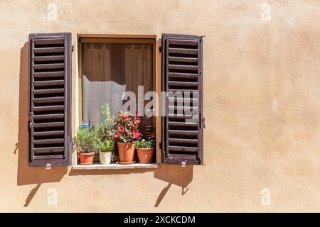 Una finestra all'italiana con persiane a San Gimignano. Foto Stock