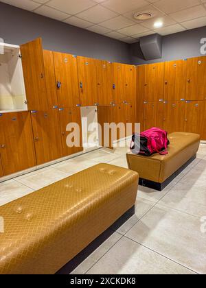 spogliatoio e cassetti per vestiti nel fitness club con borsa rosa Foto Stock