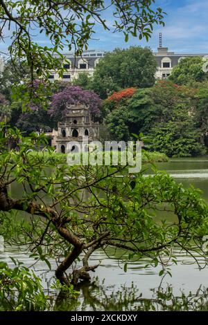 Accattivante, sorprendente, mozzafiato, avvincente, eccellente, gloriosa e intrigante Torre delle tartarughe imperdibili nel lago Hoan Kiem, città vecchia di Hanoi, Vietnam Foto Stock