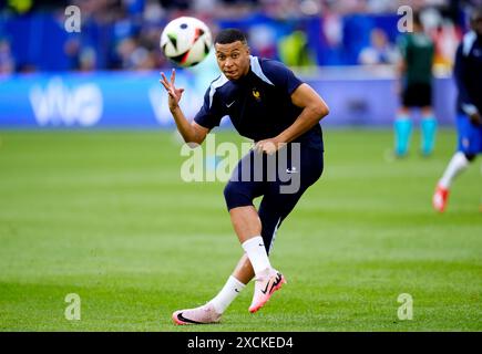 Il francese Kylian Mbappe si scalda davanti alla partita UEFA Euro 2024 del gruppo D alla Dusseldorf Arena di Dusseldorf, in Germania. Data foto: Lunedì 17 giugno 2024. Foto Stock