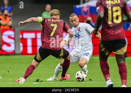 Il belga Kevin De Bruyne e il slovacco Stanislav Lobotka lottano per il pallone durante una partita di calcio tra la nazionale belga di calcio Red Devils e la Slovacchia, lunedì 17 giugno 2024 a Francoforte sul meno, in Germania, la prima partita nella fase a gironi dei campionati europei UEFA Euro 2024. BELGA FOTO DIRK WAEM Foto Stock