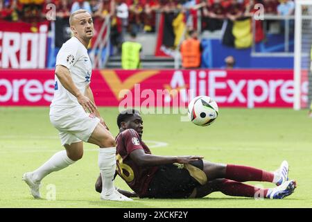 Francoforte, Germania. 17 giugno 2024. Stanislav Lobotka slovacco e Orel Mangala belga combattono per la palla durante una partita di calcio tra la nazionale belga di calcio Red Devils e la Slovacchia, lunedì 17 giugno 2024 a Francoforte sul meno, Germania, la prima partita nella fase a gironi dei campionati europei UEFA Euro 2024. BELGA PHOTO BRUNO FAHY credito: Belga News Agency/Alamy Live News Foto Stock