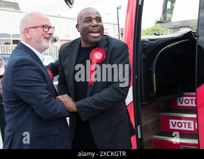 Mansfield, Nottinghamshire, Inghilterra, Regno Unito. 17 giugno 2024. Il Partito Laburista cambia autobus di battaglia a Mansfield con David Lammy Labour M.P. e il Segretario di Stato ombra per gli affari Esteri, facendo campagna a sostegno del Partito Laburista di Mansfield Steve Yemm. Questo seggio parlamentare fa parte del muro rosso vinto dal conservatore M. P. Ben Bradley nelle elezioni generali del 2019 ed è uno dei principali campi di battaglia per cui i laburisti devono vincere dal prossimo governo. Crediti: Alan Beastall/Alamy Live News Foto Stock