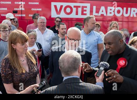 Mansfield, Nottinghamshire, Inghilterra, Regno Unito. 17 giugno 2024. Il Partito Laburista cambia autobus di battaglia a Mansfield con David Lammy Labour M.P. e il Segretario di Stato ombra per gli affari Esteri, facendo campagna a sostegno del Partito Laburista di Mansfield Steve Yemm. Questo seggio parlamentare fa parte del muro rosso vinto dal conservatore M. P. Ben Bradley nelle elezioni generali del 2019 ed è uno dei principali campi di battaglia per cui i laburisti devono vincere dal prossimo governo. Crediti: Alan Beastall/Alamy Live News Foto Stock