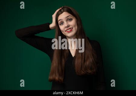 Donna con capelli lunghi che posa per un'immagine Foto Stock