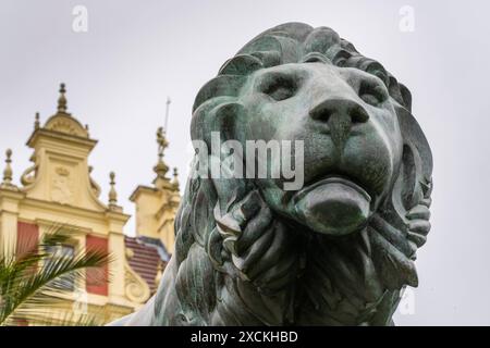 Einer von zwei bronzenen Löwen vor dem Neuen Schloss im Fürst-Pückler-Park a Bad Muskau Landkreis Görlitz a Sachsen. Die Dresdner Künstler AndrÃ Zehrfeld sowie Kristof Grunert bildeten die Figuren anhand historischer Fotos nach. Die Kunstgießerei im brandenburgischen Lauchhammer übernahm den Guss in bronzo. Der erste Löwen nahm 2009 seinen Platz vor dem Neuen Schloss ein, die zweite Figur folgte im Jahr darauf. *** Uno dei due leoni di bronzo di fronte al Palazzo nuovo nel Parco del Principe Pückler a Bad Muskau, distretto di Görlitz in Sassonia ricreano gli artisti di Dresda AndrÃ Zehrfeld e Kristof Grunert Foto Stock