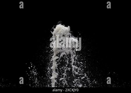 L'acqua esplode nell'aria con uno sfondo nero, orizzontale Foto Stock