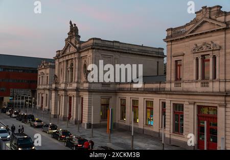 Lovanio, regione del Brabante fiammingo, Belgio - 09 22 2021 Piazza Martelaren e stazione ferroviaria al tramonto Foto Stock