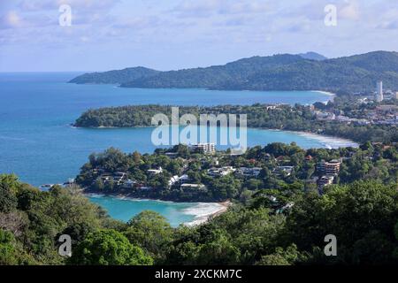 Vista delle spiagge di Karon, Kata e Kata noi dalla piattaforma di osservazione. Pittoresco paesaggio dell'isola di Phuket, Thailandia Foto Stock