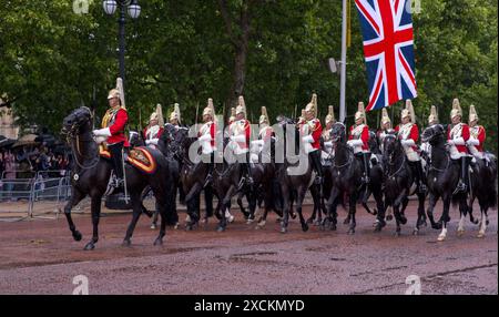 Un ufficiale con la spada montata a cavallo che guida i bagnini Sovereigns Escort Trooping the Colour Color The Mall London 2024 Foto Stock