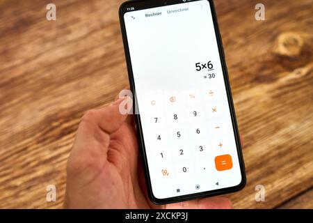Germania - 17 giugno 2024: L'app di calcolo è aperta su smartphone o cellulare. Viene eseguito un calcolo per ottenere il risultato del problema matematico. *** Taschenrechner App ist auf einem smartphone, bzw. Pratico geöffnet. Eine Berechnung wird vorgenommen, um das Ergebnis der Matheaufgabe zu erhalten. Foto Stock