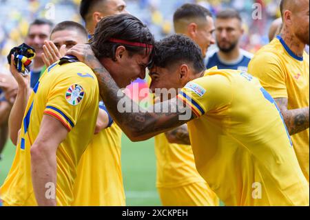 Monaco, Germania. 17 giugno 2024. Monaco di Baviera, Germania, 17 giugno 2024: Ianis Hagi (10 Romania) e Florinel Coman (17 Romania) testa a testa dopo la partita di calcio UEFA EURO 2024 del gruppo e tra Romania e Ucraina all'Arena di Monaco, Germania. (Sven Beyrich/SPP) credito: SPP Sport Press Photo. /Alamy Live News Foto Stock