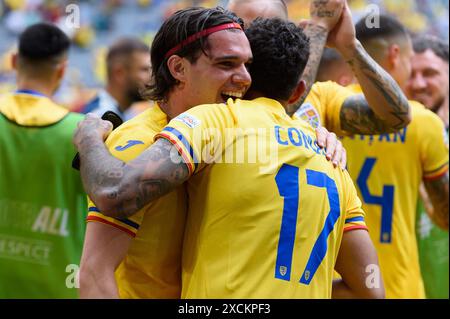 Monaco, Germania. 17 giugno 2024. Monaco di Baviera, Germania, 17 giugno 2024: Ianis Hagi (10 Romania) e Florinel Coman (17 Romania) dopo la partita di calcio UEFA EURO 2024 del gruppo e tra Romania e Ucraina all'Arena di Monaco, Germania. (Sven Beyrich/SPP) credito: SPP Sport Press Photo. /Alamy Live News Foto Stock