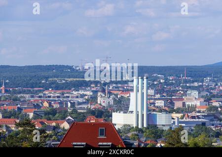 Fernblick auf Dresden von Westen gesehen Stadtbild Dresden mit Kraftwerk Nossener Brücke, Yenidze und Baustelle Infineon. Dresden Sachsen Deutschland *** Vista distante di Dresda vista dal paesaggio urbano occidentale di Dresda con la centrale elettrica Nossener Brücke, Yenidze e Infineon Dresden cantiere Sassonia Germania Foto Stock