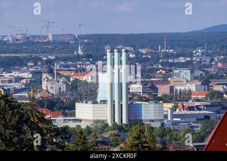 Fernblick auf Dresden von Westen gesehen Stadtbild Dresden mit Kraftwerk Nossener Brücke, Yenidze und Baustelle Infineon. Dresden Sachsen Deutschland *** Vista distante di Dresda vista dal paesaggio urbano occidentale di Dresda con la centrale elettrica Nossener Brücke, Yenidze e Infineon Dresden cantiere Sassonia Germania Foto Stock