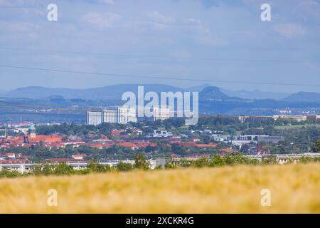 Fernblick auf Dresden von Westen gesehen Stadtbild Dresden, Unicampus, Gericht, Zschertnitz und der Sächsischen Schweiz mit dem Lilienstein. Dresda Sachsen Deutschland *** Vista distante di Dresda vista dal paesaggio urbano occidentale Dresda, Unicampus, Court, Zschertnitz e Svizzera sassone con la Lilienstein Dresda Sassonia Germania Foto Stock