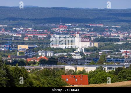 Fernblick auf Dresden von Westen gesehen Stadtbild Dresden über Gorbitz, zur Hafenmühle, der Garnisonkirche auf die Dresdner Heide. Dresden Sachsen Deutschland *** Vista distante di Dresda vista dal paesaggio urbano occidentale Dresda sopra Gorbitz, al mulino del porto, la chiesa della guarnigione sulla Heath Dresda Sassonia Germania Foto Stock