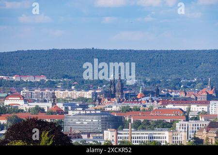 Fernblick auf Dresden von Westen gesehen Stadtbild Dresden mit Gebäuden Ammonhof, Schauspielhaus, Annenkirche, Hofkirche, Residenzschloss, Staatskanzlei und Heide. Dresden Sachsen Deutschland *** Vista distante di Dresda dal paesaggio urbano occidentale di Dresda con gli edifici Ammonhof, Schauspielhaus, Annenkirche, Hofkirche, Residenzschloss, Staatskanzlei e Heide Dresda Sassonia Germania Foto Stock