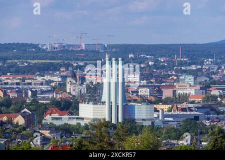 Fernblick auf Dresden von Westen gesehen Stadtbild Dresden mit Kraftwerk Nossener Brücke, Yenidze und Baustelle Infineon. Dresden Sachsen Deutschland *** Vista distante di Dresda vista dal paesaggio urbano occidentale di Dresda con la centrale elettrica Nossener Brücke, Yenidze e Infineon Dresden cantiere Sassonia Germania Foto Stock