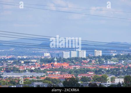 Fernblick auf Dresden von Westen gesehen Stadtbild Dresden, Unicampus, Gericht, Zschertnitz und der Sächsischen Schweiz mit dem Lilienstein. Dresda Sachsen Deutschland *** Vista distante di Dresda vista dal paesaggio urbano occidentale Dresda, Unicampus, Court, Zschertnitz e Svizzera sassone con la Lilienstein Dresda Sassonia Germania Foto Stock