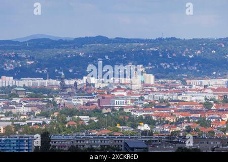 Fernblick auf Dresden von Westen gesehen Stadtbild Dresden mit Gebäuden und markannten Sehenswürdigkeiten mit Blick auf die östlichen Elbhänge. Dresden Sachsen Deutschland *** Vista distante di Dresda vista dal paesaggio urbano occidentale di Dresda con edifici e attrazioni di rilievo con vista sulle pendici orientali dell'Elba Dresda Sassonia Germania Foto Stock